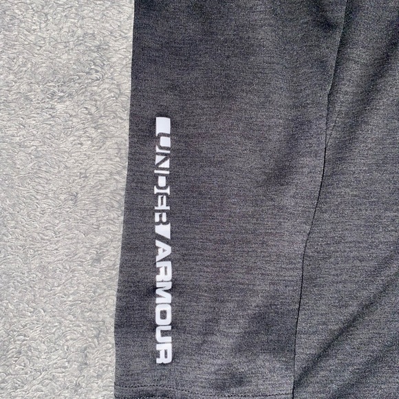 Size medium under Armour golf hoodie - Picture 2 of 6
